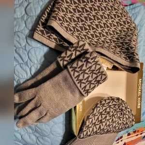 NEW! MICHAEL KORS NWT SCARF, HAT & GLOVES BOXED SET GREY ON GREY